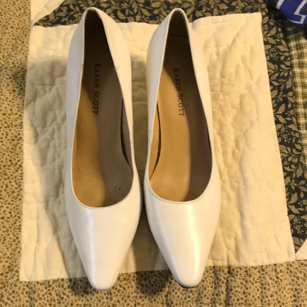 Karen Scott White Pumps